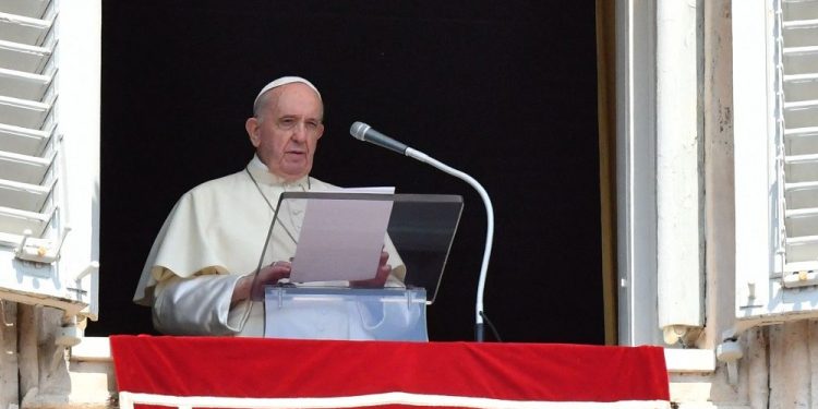 Pope at Angelus: look at life starting from the heart