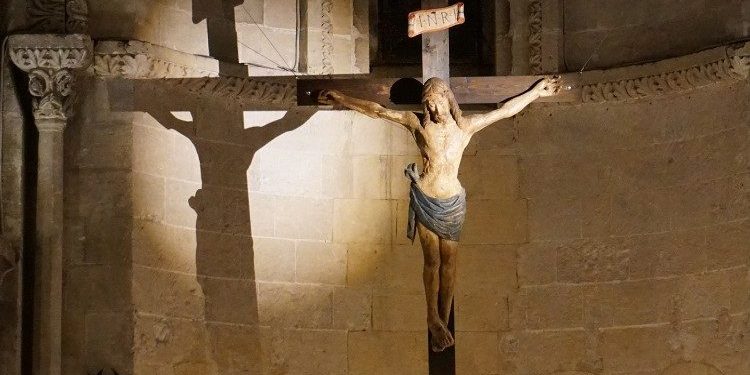 Pope: In the Cross, God’s mercy embraces every aspect of humanity