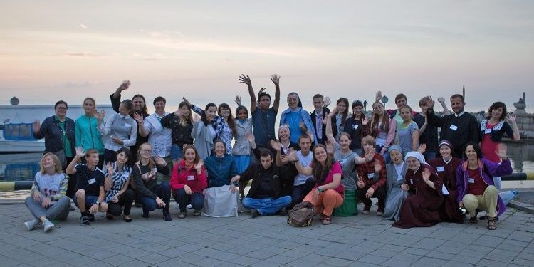 Pope encourages Russian Catholics to pursue unity